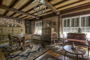 逃离废弃的民房