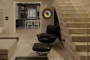 逃离奇特的石屋