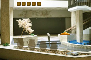 逃离毁坏的商城