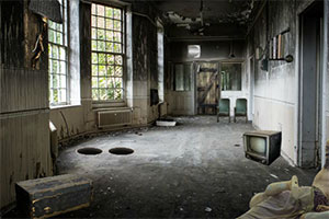 逃出荒废的建筑