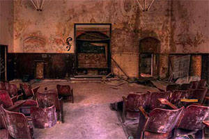 逃离巨大的大厅