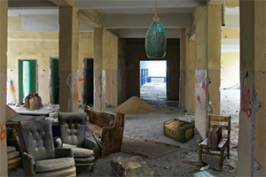 逃离荒废的戏院