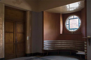 逃离废弃的图书馆