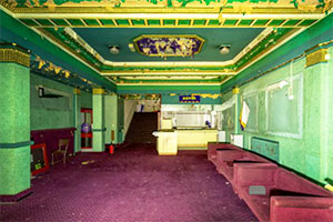 逃离废弃电影院