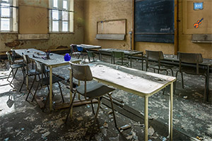 逃离废弃的高中大楼